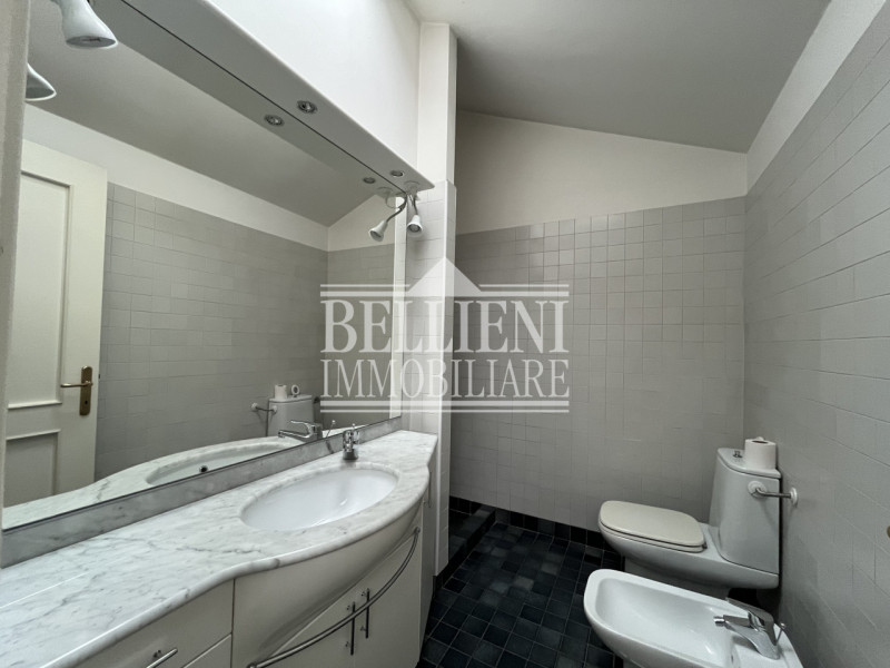 SANTA LUCIA - Proponiamo in vendita nel cuore della ricercata zona Santa Lucia, a pochi passi dal...