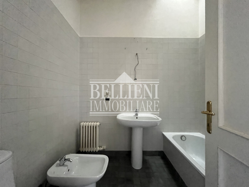 SANTA LUCIA - Proponiamo in vendita nel cuore della ricercata zona Santa Lucia, a pochi passi dal...