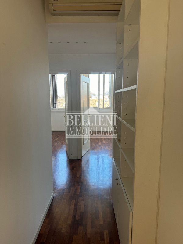 SANTA LUCIA - Proponiamo in vendita nel cuore della ricercata zona Santa Lucia, a pochi passi dal...