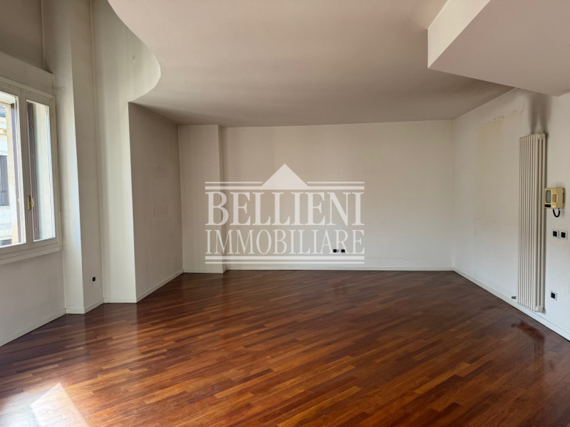 SANTA LUCIA - Proponiamo in vendita nel cuore della ricercata zona Santa Lucia, a pochi passi dal...