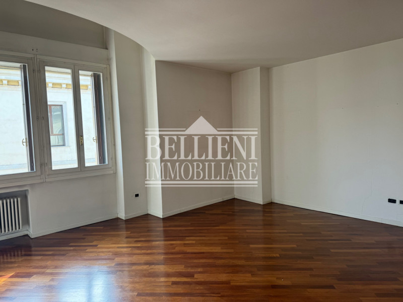 SANTA LUCIA - Proponiamo in vendita nel cuore della ricercata zona Santa Lucia, a pochi passi dal...