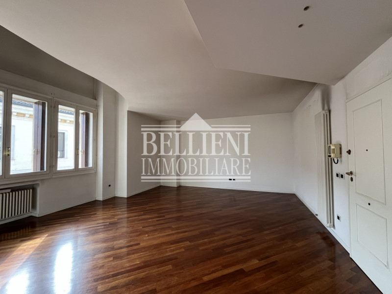 SANTA LUCIA - Proponiamo in vendita nel cuore della ricercata zona Santa Lucia, a pochi passi dal...