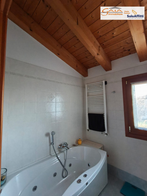 Villetta semi - indipendente situata nel cuore di San Giacomo
ad Albignasego in posizione tranqui...