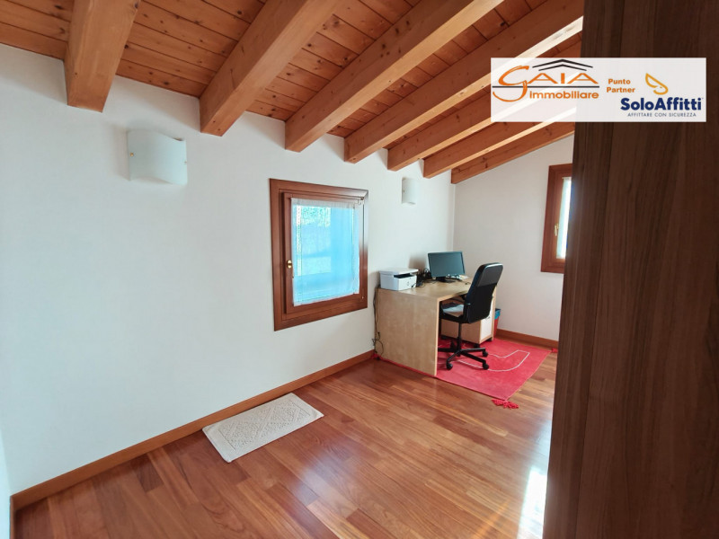 Villetta semi - indipendente situata nel cuore di San Giacomo
ad Albignasego in posizione tranqui...