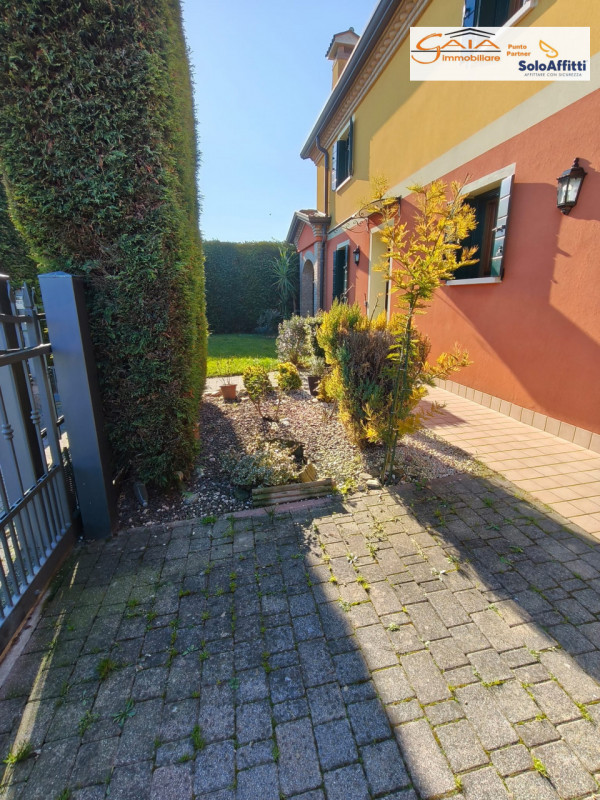 Villetta semi - indipendente situata nel cuore di San Giacomo
ad Albignasego in posizione tranqui...