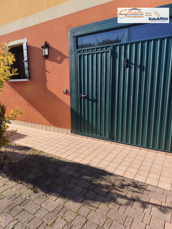 Villetta semi - indipendente situata nel cuore di San Giacomo
ad Albignasego in posizione tranqui...