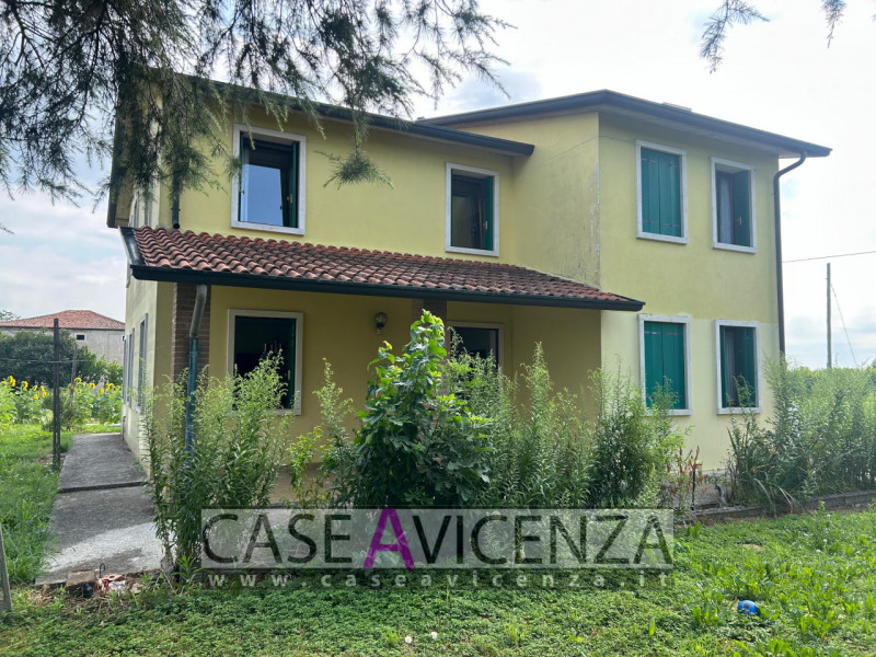 Proponiamo in affitto una villa singola di circa 190 mq nel cuore della campagna tra Grisignano d...