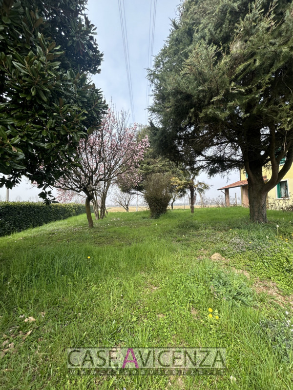 Proponiamo in affitto una villa singola di circa 190 mq nel cuore della campagna tra Grisignano d...