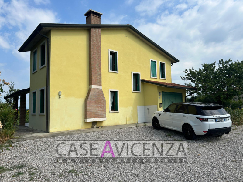Proponiamo in affitto una villa singola di circa 190 mq nel cuore della campagna tra Grisignano d...