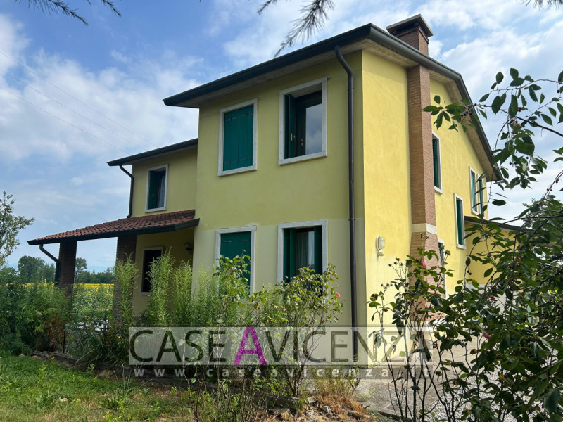 Proponiamo in affitto una villa singola di circa 190 mq nel cuore della campagna tra Grisignano d...