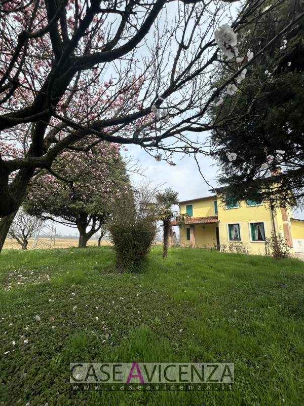 Proponiamo in affitto una villa singola di circa 190 mq nel cuore della campagna tra Grisignano d...