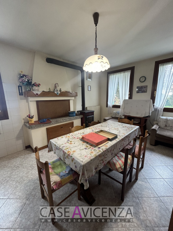 Proponiamo in affitto una villa singola di circa 190 mq nel cuore della campagna tra Grisignano d...