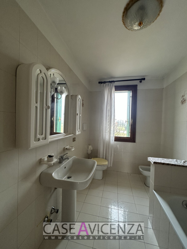 Proponiamo in affitto una villa singola di circa 190 mq nel cuore della campagna tra Grisignano d...