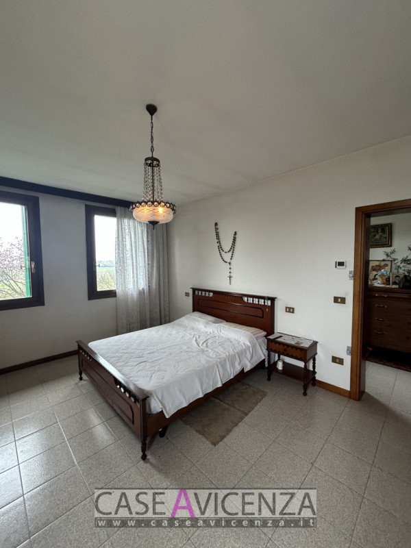 Proponiamo in affitto una villa singola di circa 190 mq nel cuore della campagna tra Grisignano d...