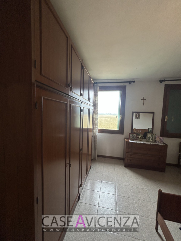 Proponiamo in affitto una villa singola di circa 190 mq nel cuore della campagna tra Grisignano d...