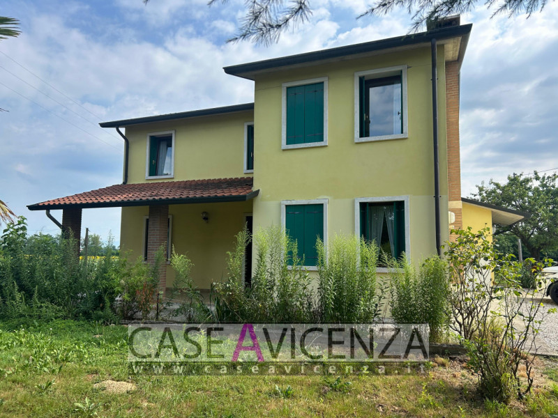 Proponiamo in affitto una villa singola di circa 190 mq nel cuore della campagna tra Grisignano d...