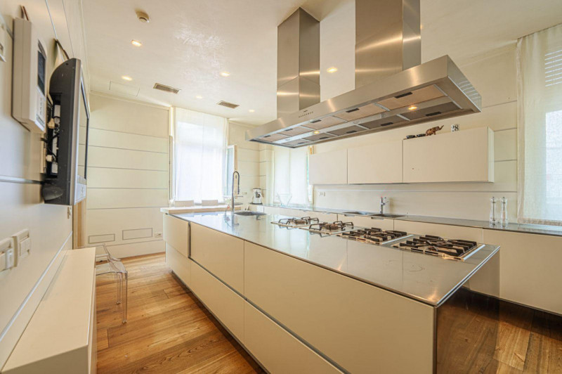 UDINE IN POSIZIONE CENTRALE RECNTISSIMA VILLA DI 900 MQ OLTRE AD UN AMPIO GIARDINO  SU PIU LIVELL...