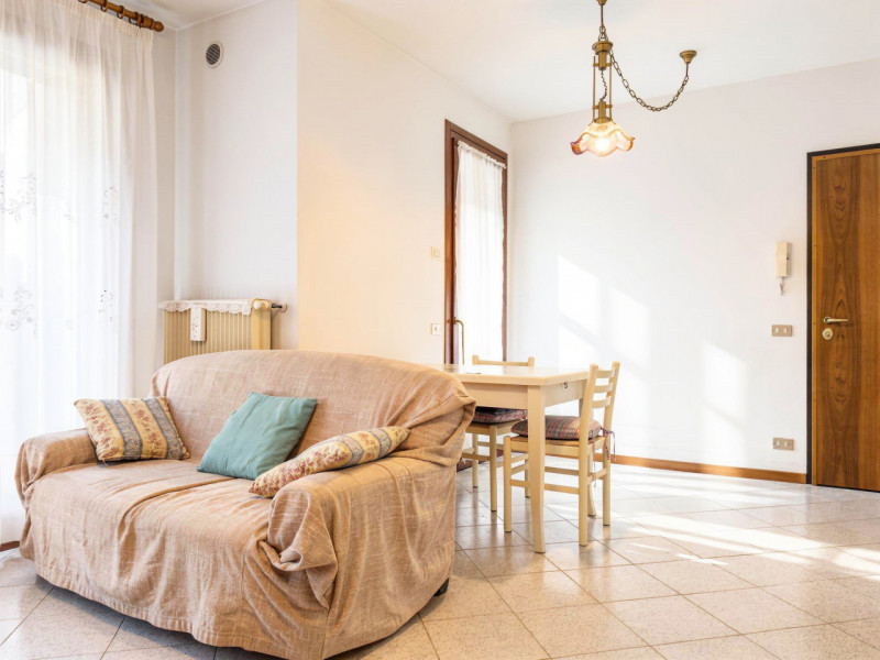 (PER INFO VITTORIO 3517343301) Proponiamo in vendita un accogliente appartamento trilocale di cir...