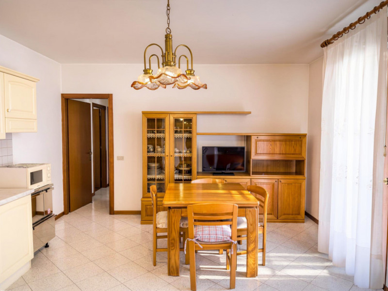 (PER INFO VITTORIO 3517343301) Proponiamo in vendita un accogliente appartamento trilocale di cir...