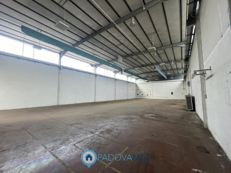 Immobile in esclusiva al Gruppo Padova MLS
SACCOLONGO Nella zona industriale-artigianale di Sacco...