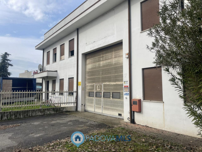 Immobile in esclusiva al Gruppo Padova MLS
SACCOLONGO Nella zona industriale-artigianale di Sacco...