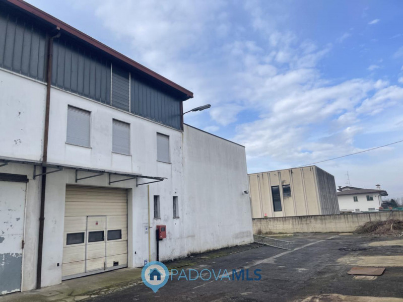 Immobile in esclusiva al Gruppo Padova MLS
SACCOLONGO Nella zona industriale-artigianale di Sacco...