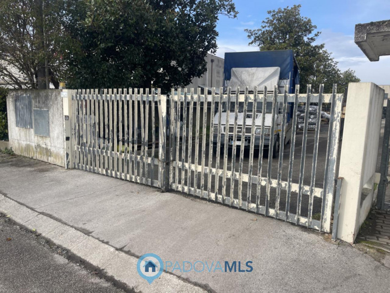 Immobile in esclusiva al Gruppo Padova MLS
SACCOLONGO Nella zona industriale-artigianale di Sacco...