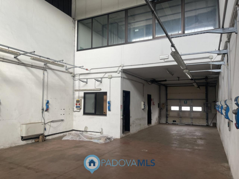 Immobile in esclusiva al Gruppo Padova MLS
SACCOLONGO Nella zona industriale-artigianale di Sacco...