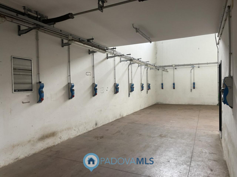 Immobile in esclusiva al Gruppo Padova MLS
SACCOLONGO Nella zona industriale-artigianale di Sacco...