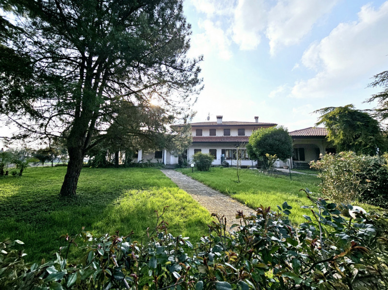 Inserita nell'incantevole cornice dei Colli Euganei, proponiamo in vendita porzione di bifamiliar...