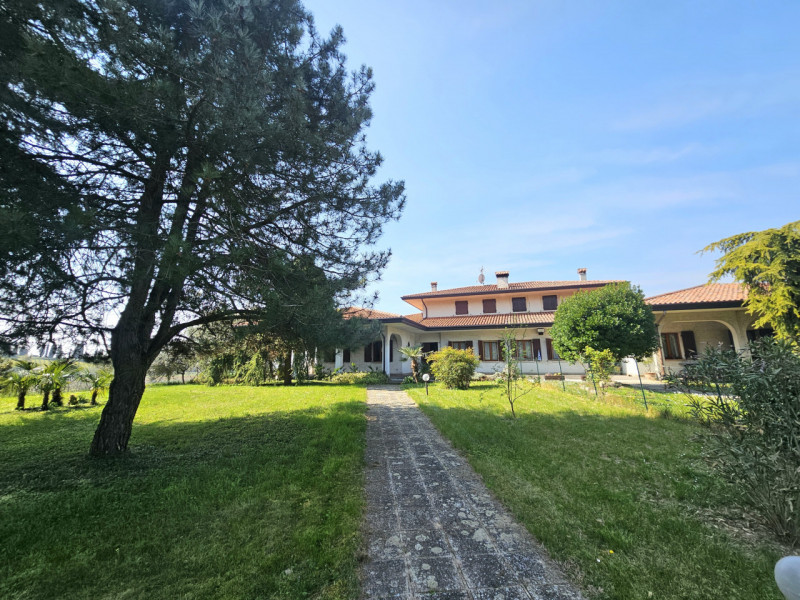 Inserita nell'incantevole cornice dei Colli Euganei, proponiamo in vendita porzione di bifamiliar...