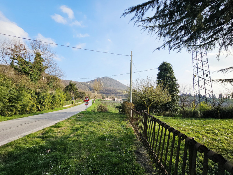 Inserita nell'incantevole cornice dei Colli Euganei, proponiamo in vendita porzione di bifamiliar...