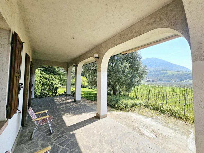 Inserita nell'incantevole cornice dei Colli Euganei, proponiamo in vendita porzione di bifamiliar...