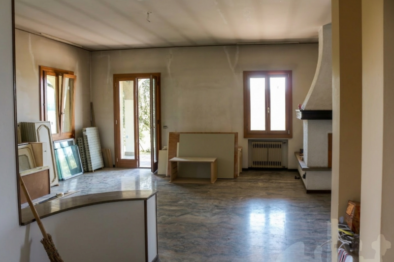 Inserita nell'incantevole cornice dei Colli Euganei, proponiamo in vendita porzione di bifamiliar...