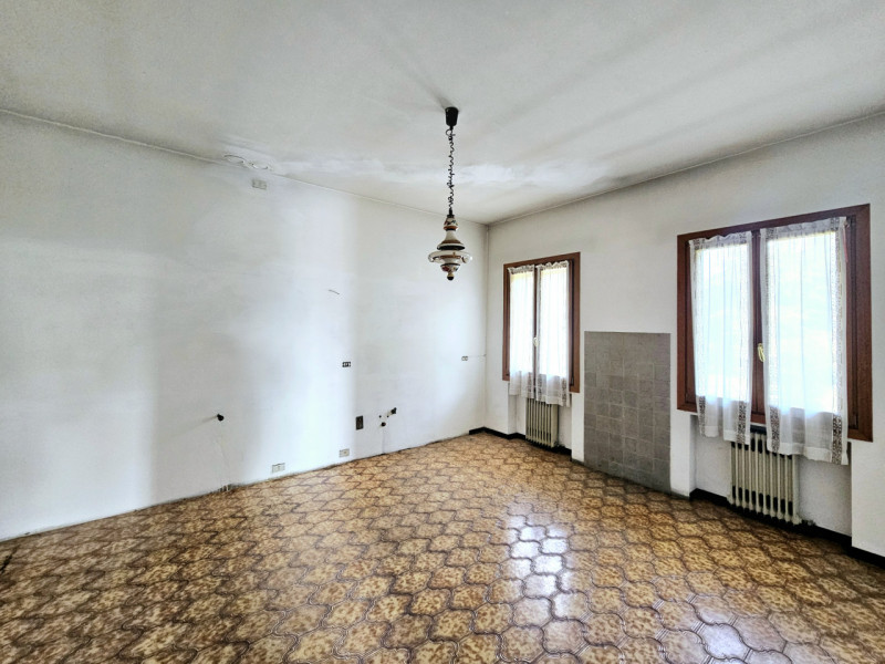 Inserita nell'incantevole cornice dei Colli Euganei, proponiamo in vendita porzione di bifamiliar...