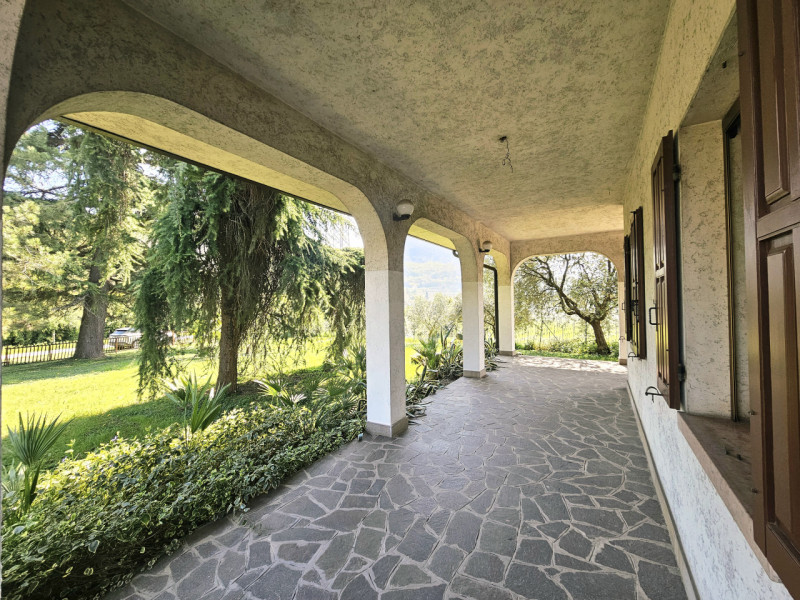 Inserita nell'incantevole cornice dei Colli Euganei, proponiamo in vendita porzione di bifamiliar...