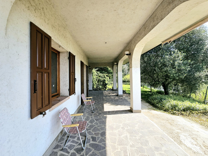 Inserita nell'incantevole cornice dei Colli Euganei, proponiamo in vendita porzione di bifamiliar...