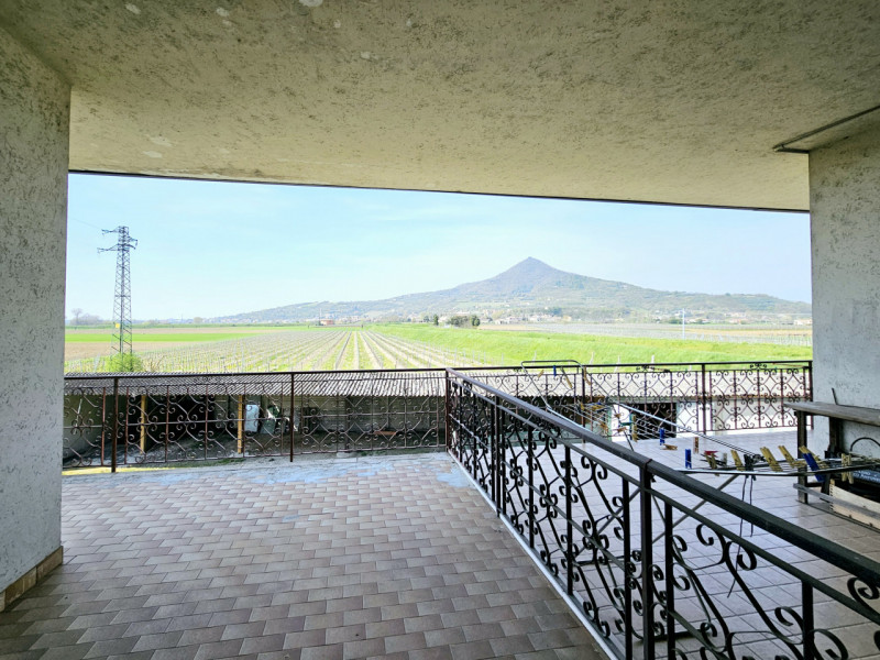 Inserita nell'incantevole cornice dei Colli Euganei, proponiamo in vendita porzione di bifamiliar...