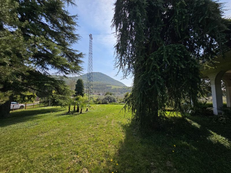 Inserita nell'incantevole cornice dei Colli Euganei, proponiamo in vendita porzione di bifamiliar...