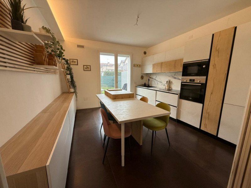 In contesto residenziale ricercato e comodo ai principali servizi, proponiamo in locazione porzio...