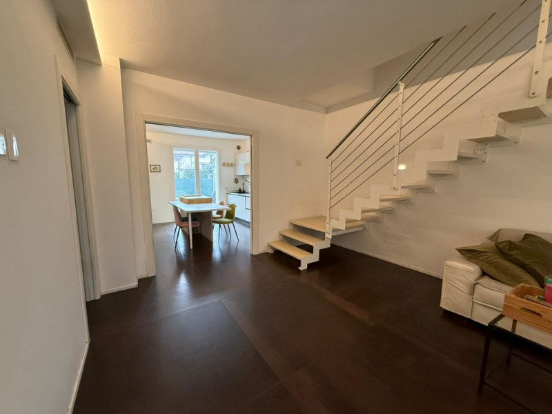 In contesto residenziale ricercato e comodo ai principali servizi, proponiamo in locazione porzio...