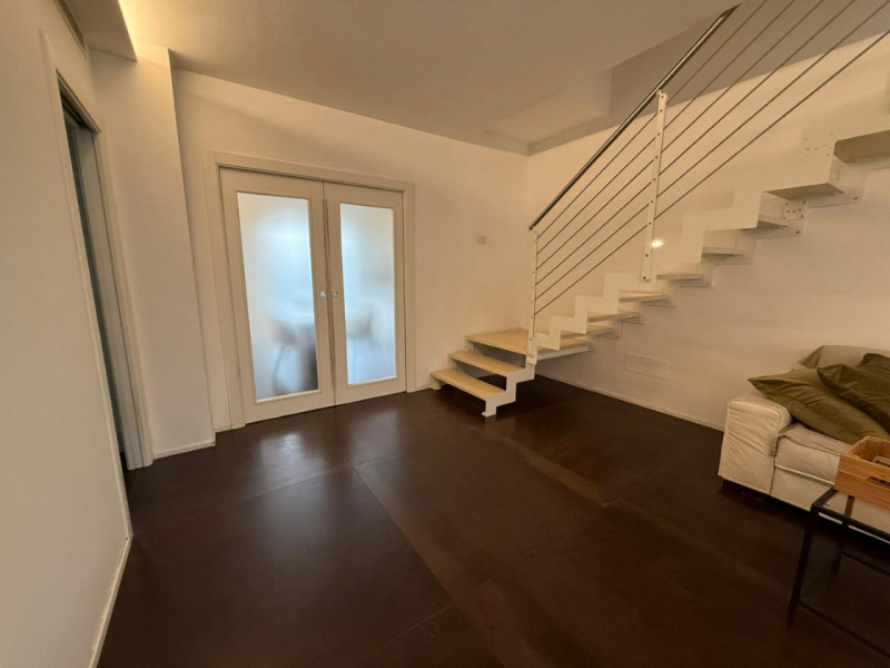 In contesto residenziale ricercato e comodo ai principali servizi, proponiamo in locazione porzio...