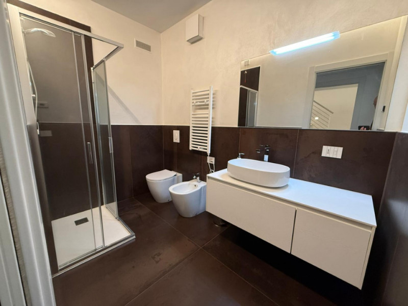 In contesto residenziale ricercato e comodo ai principali servizi, proponiamo in locazione porzio...