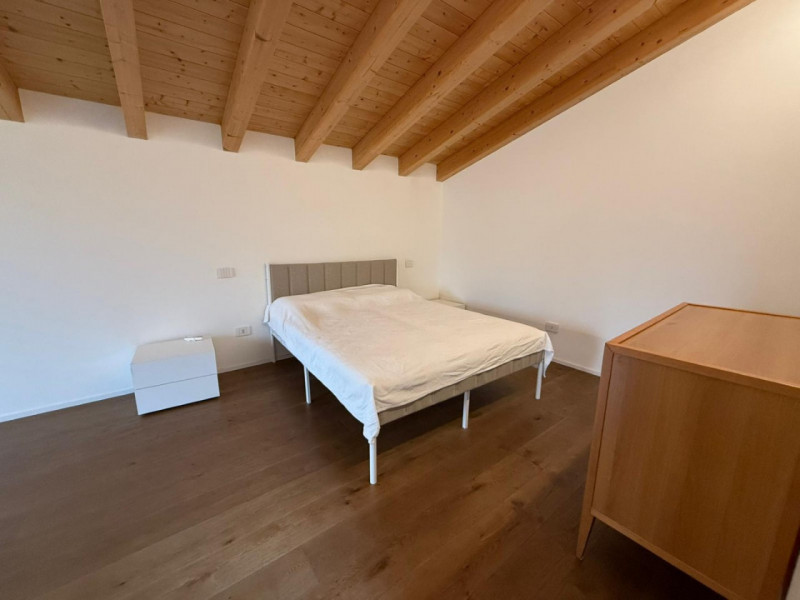 In contesto residenziale ricercato e comodo ai principali servizi, proponiamo in locazione porzio...