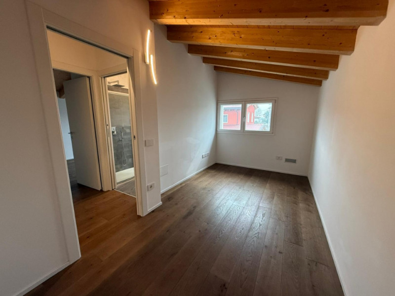 In contesto residenziale ricercato e comodo ai principali servizi, proponiamo in locazione porzio...