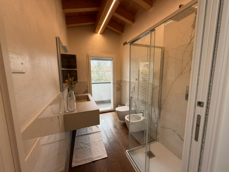 In contesto residenziale ricercato e comodo ai principali servizi, proponiamo in locazione porzio...