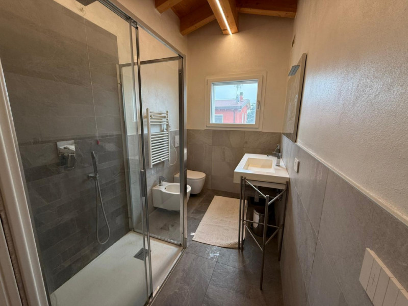 In contesto residenziale ricercato e comodo ai principali servizi, proponiamo in locazione porzio...