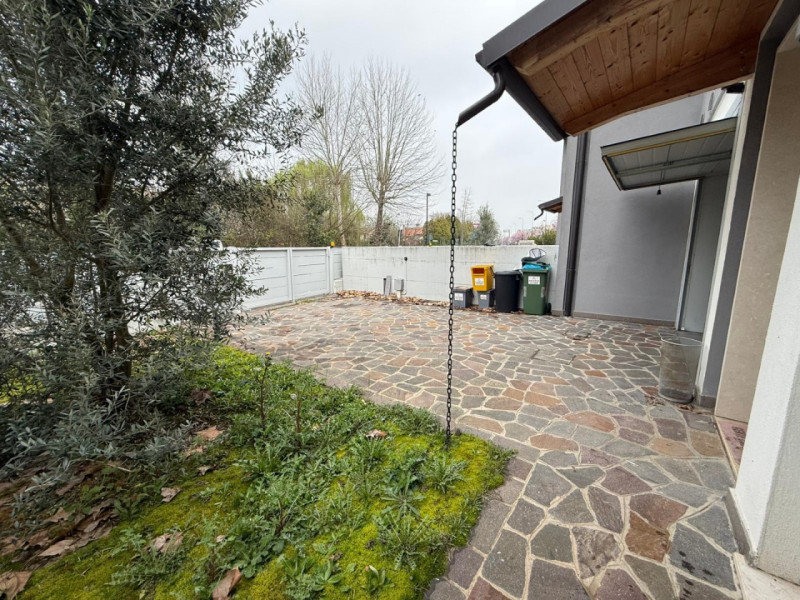 In contesto residenziale ricercato e comodo ai principali servizi, proponiamo in locazione porzio...