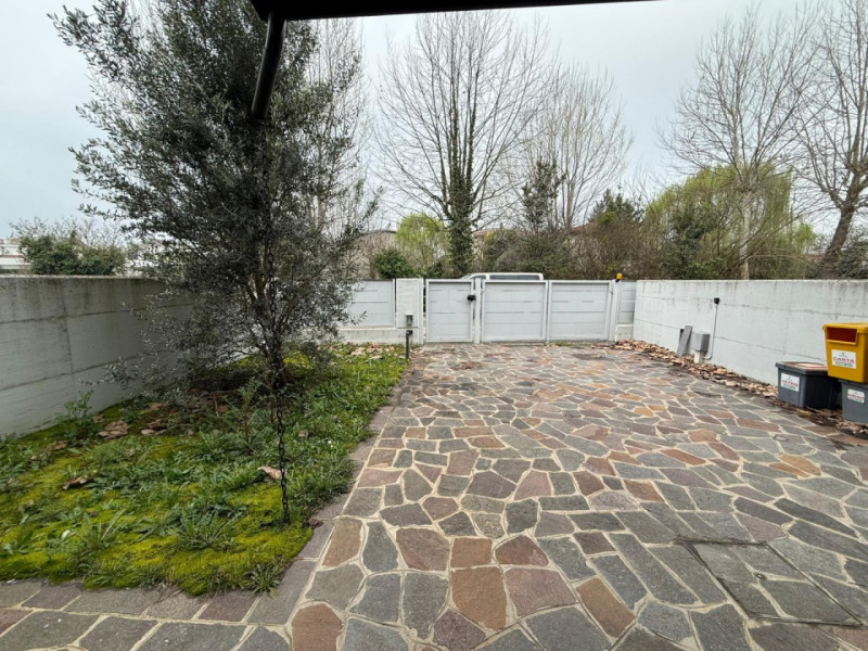 In contesto residenziale ricercato e comodo ai principali servizi, proponiamo in locazione porzio...