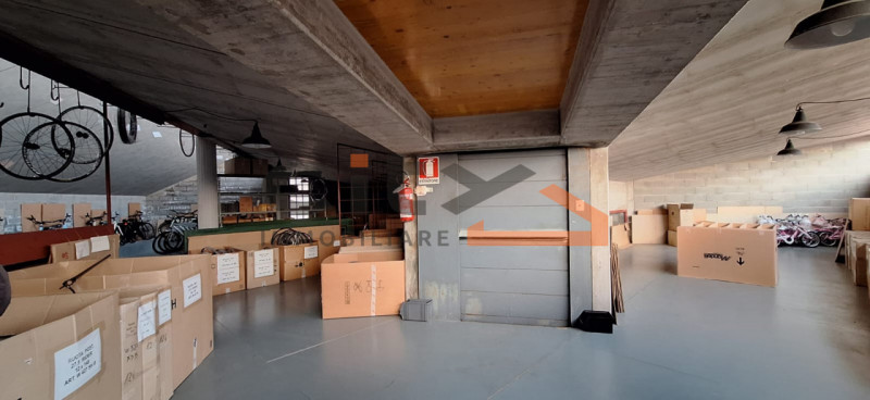 Confini Comune di Romano d'Ezzelino, proponiamo un  CAPANNONE COMMERCIALE di mq.1000 totali, adat...